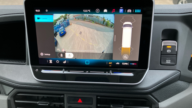 Volkswagen Crafter Cr35 Mwb Diesel Fwd 2.0 TDI 140PS Commerce Plus Low Roof Van